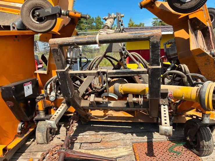 2014-trackless-model-mt6-with-numerous-like-new-attachments-image-58