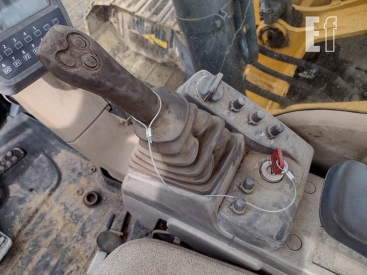 2011-deere-225d-lc-image-9