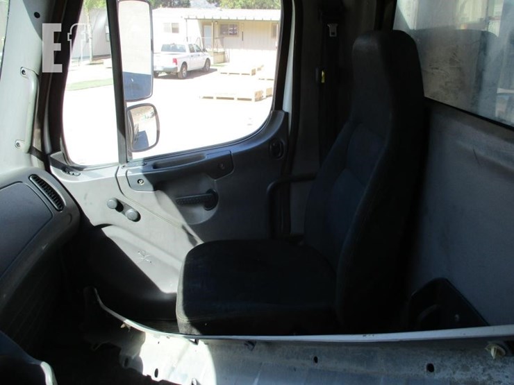 2012-freightliner-business-class-m2-106-image-8