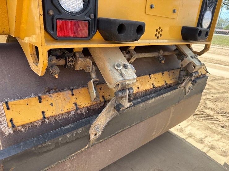 2021-caterpillar-cb2.7-image-15