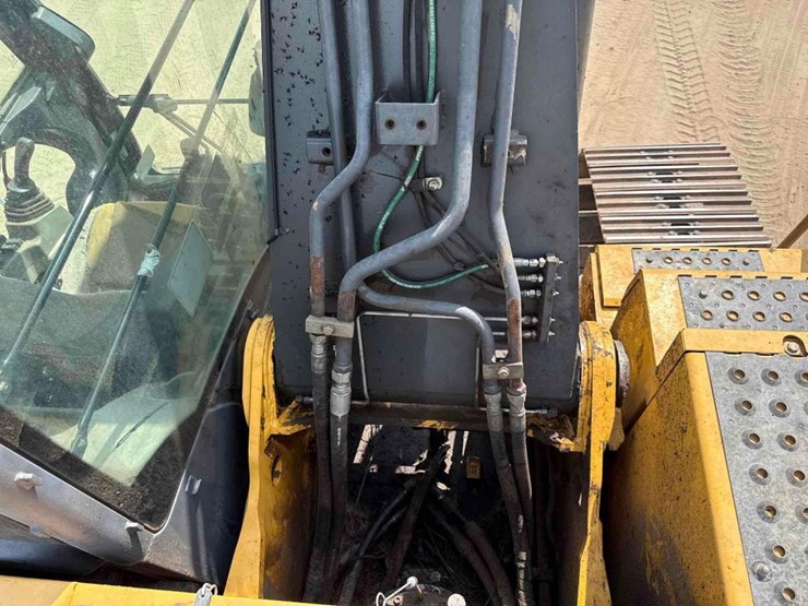 2015-deere-250g-lc-image-21