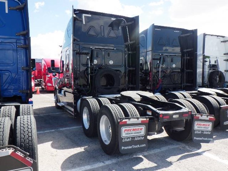 2020-freightliner-cascadia-126-image-10