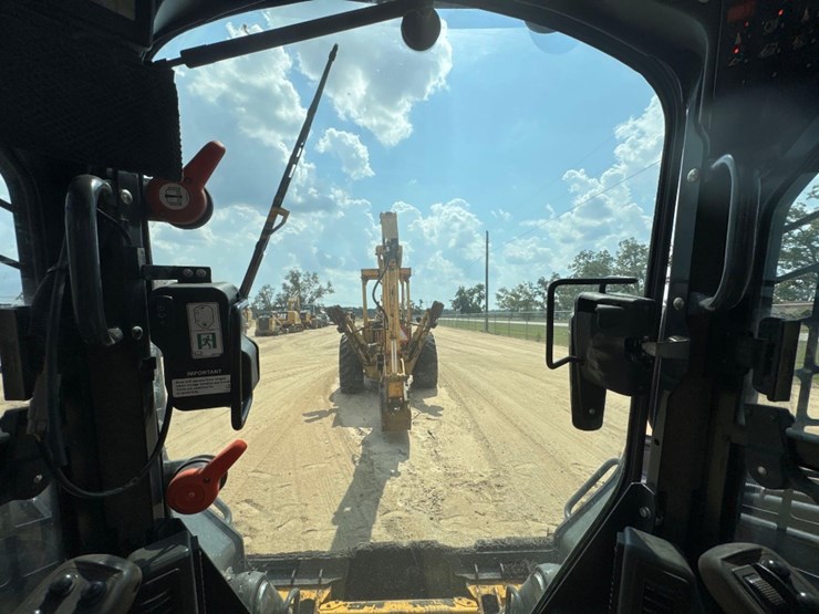 2022-deere-333g-image-25