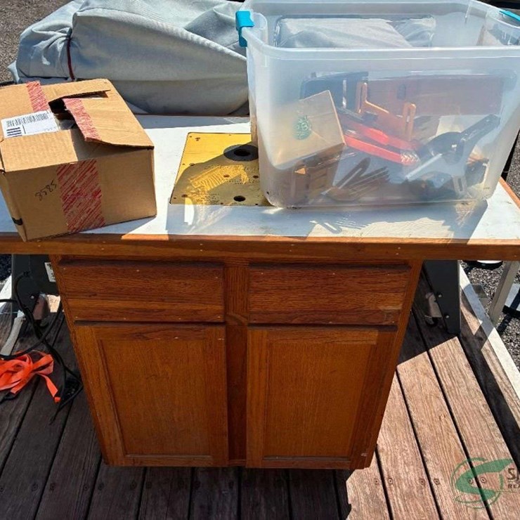 Router cabinet with numerous bits