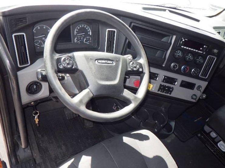 2022-freightliner-cascadia-126-image-10