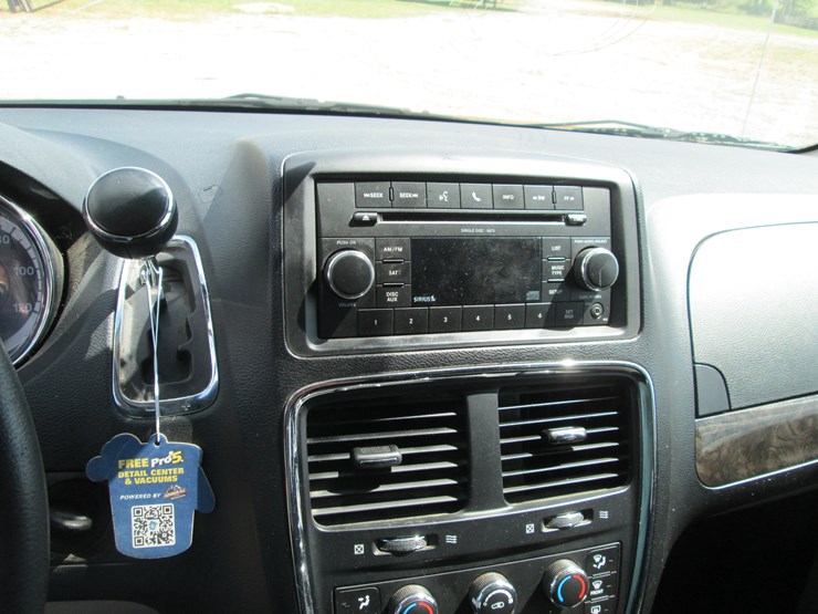 2011-dodge-caravan-image-26
