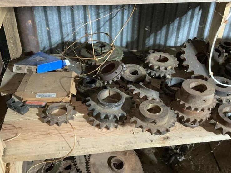 #153-•-sprockets,-cylinders,-and-assorted-parts-image-36