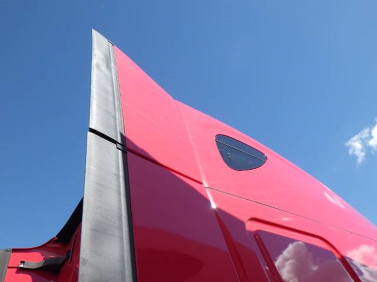 2020-freightliner-cascadia-126-image-6