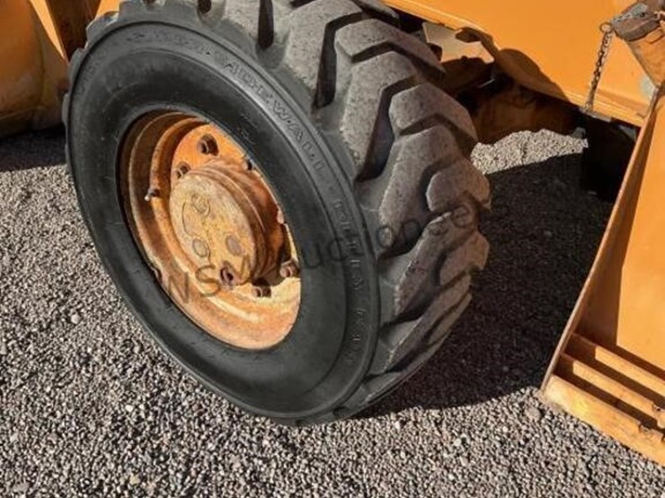 case-570xlt-skip-loader-image-9