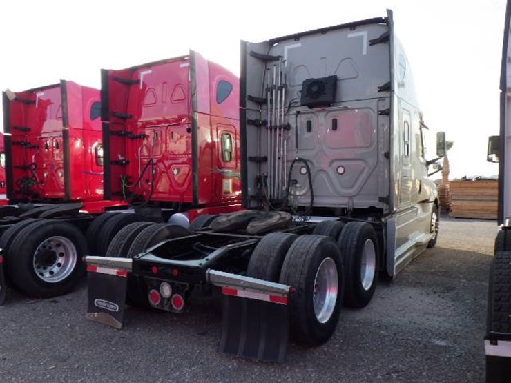 2023-freightliner-cascadia-126-image-5