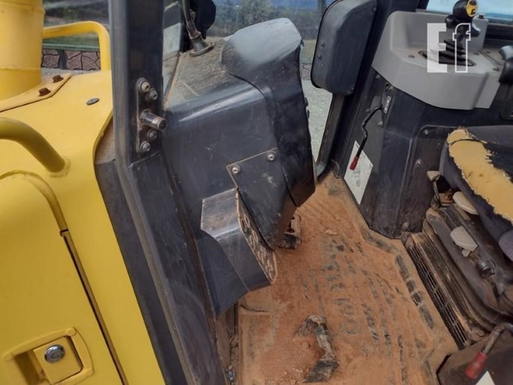 2015-komatsu-d61ex-23-image-16