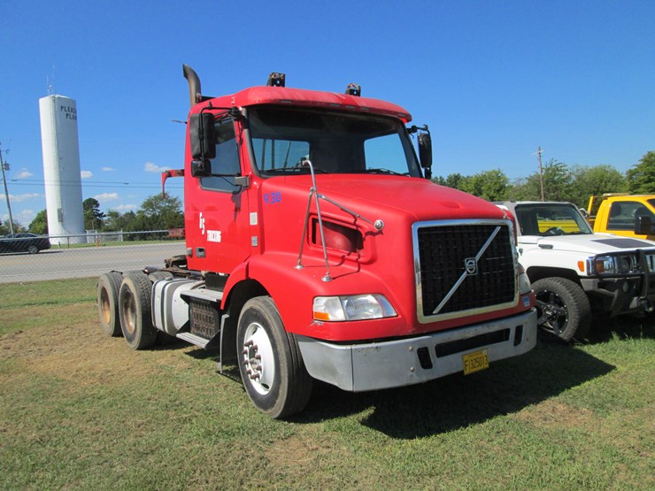 2011-volvo-10-image-2