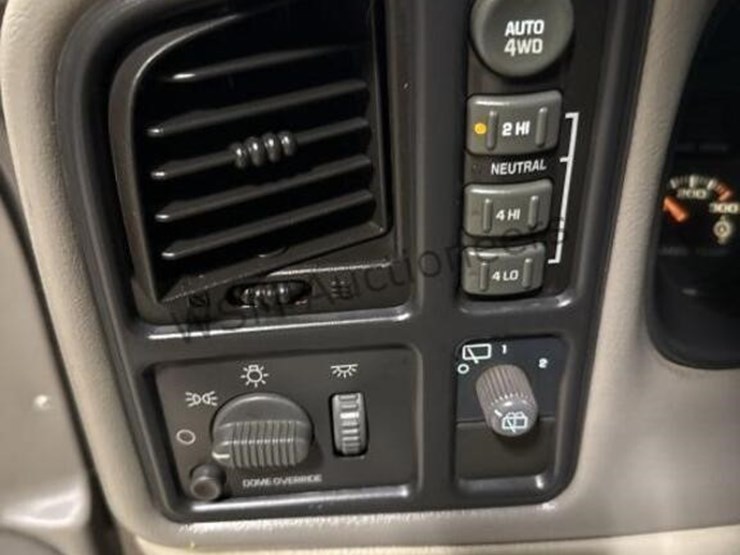 2001-chevrolet-tahoe-image-21