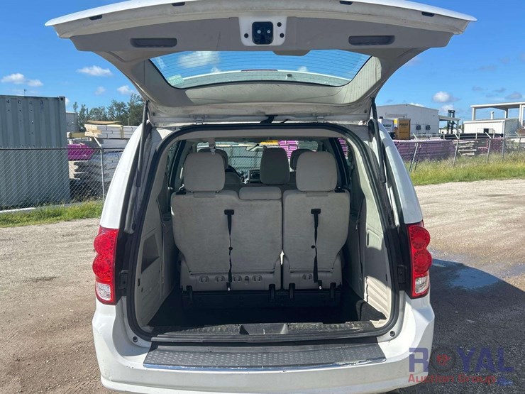 2015-dodge-grand-caravan-image-18