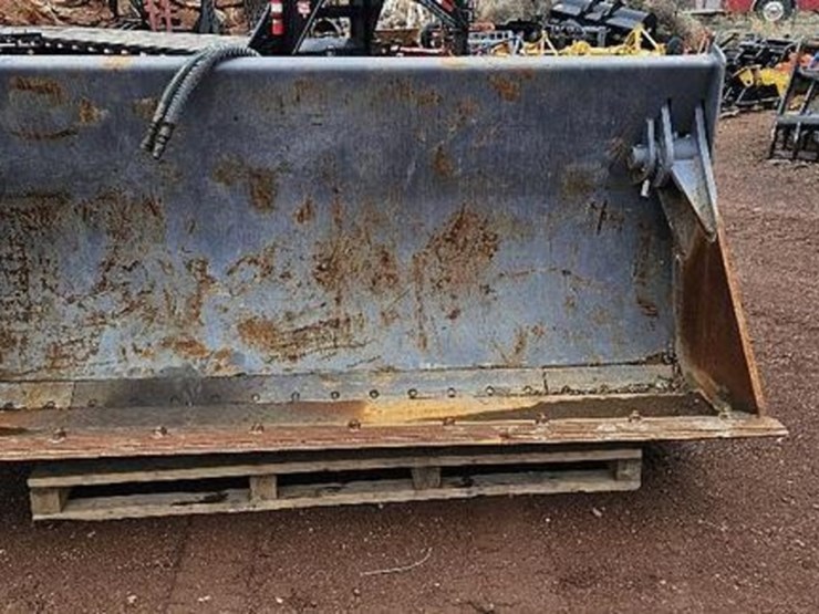10'-clam-shell-loader-bucket-image-8