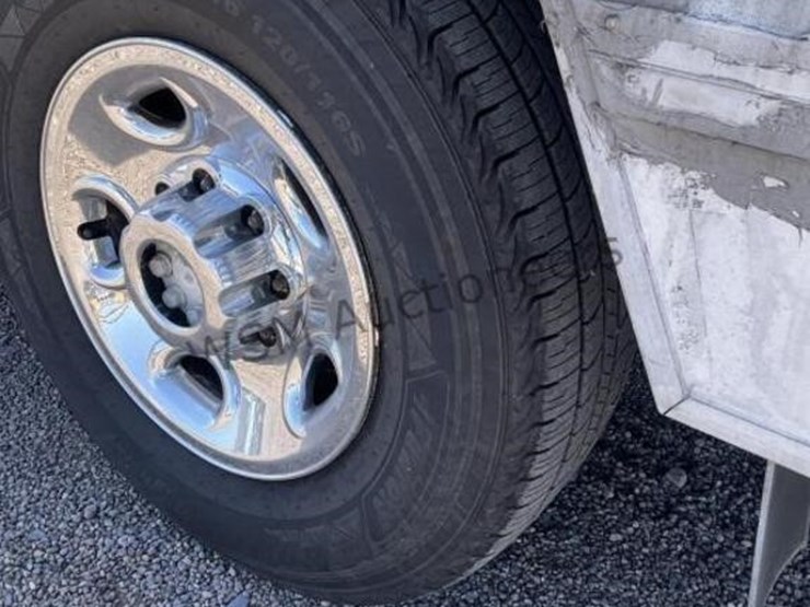 2004-gmc-3500-image-8