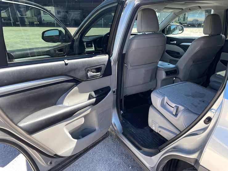 2016-toyota-highlander-image-37
