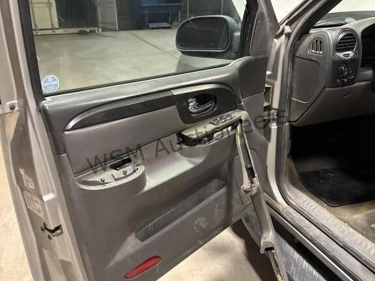 2004-gmc-envoy-sle-image-18
