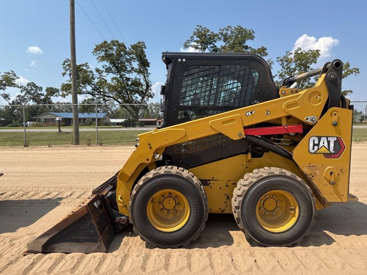2024-caterpillar-242d3-image-1