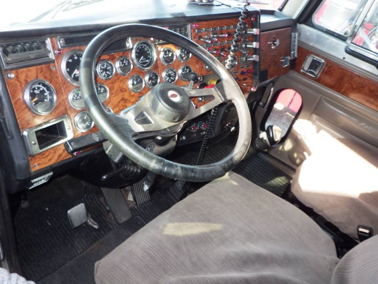 2000-peterbilt-379-image-14