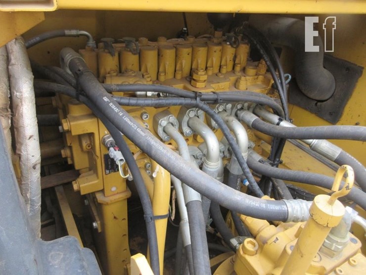 2018-caterpillar-320-image-19