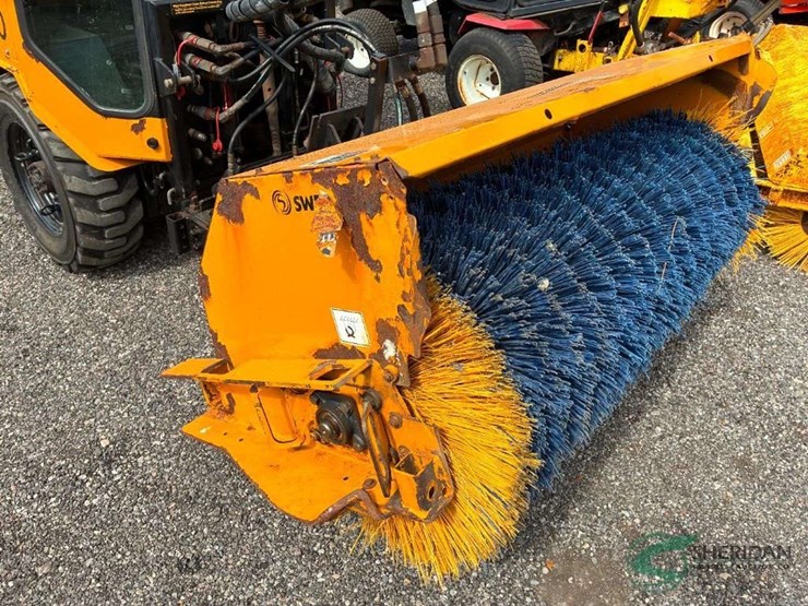 2014-trackless-model-mt6-with-numerous-like-new-attachments-image-17