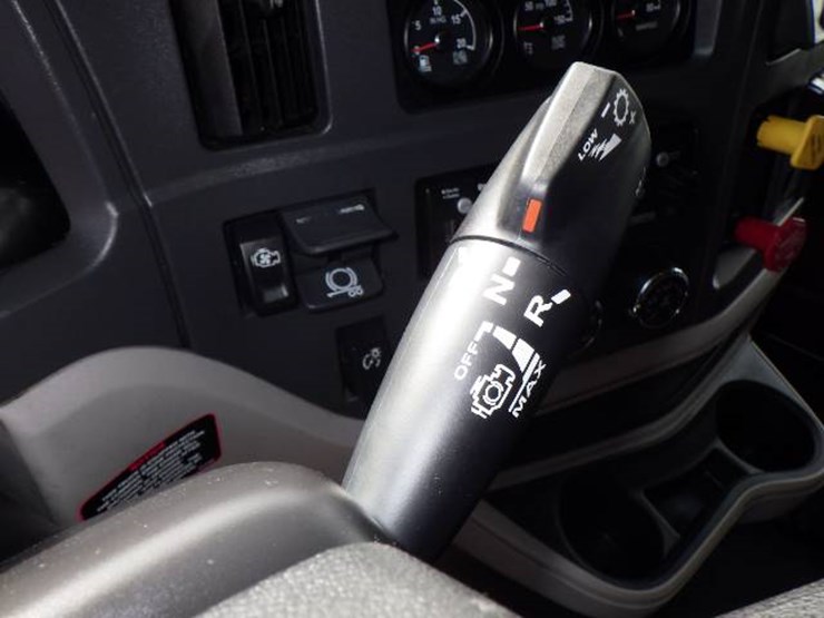 2023-peterbilt-579-image-9