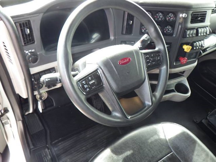 2023-peterbilt-579-image-8