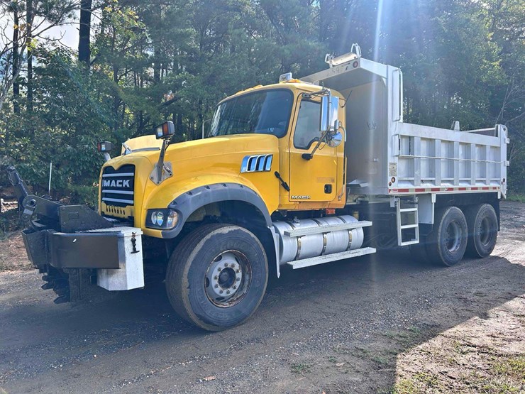 2009-mack-granite-tandem-axle-dump-truck-image-1