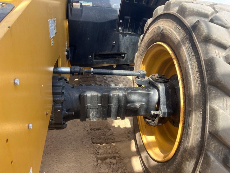 2018-caterpillar-tl1055d-image-13