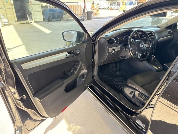 2013-volkswagen-jetta-sdn-image-21