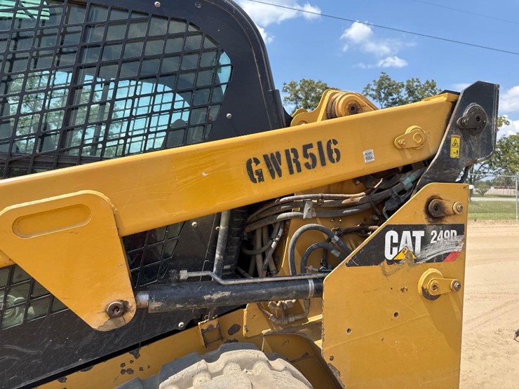 2016-caterpillar-249d-image-22