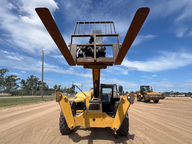 2018-caterpillar-tl1055d-image-7