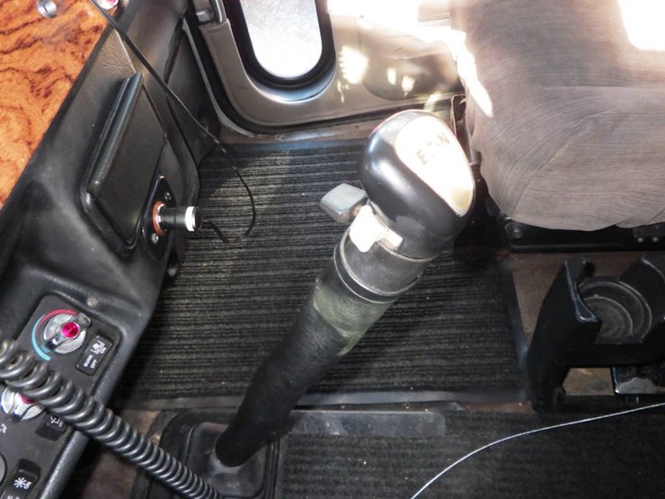 2000-peterbilt-379-image-15