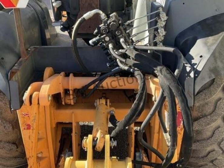 case-570xlt-skip-loader-image-12