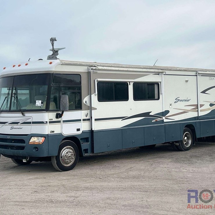 2004 Workhorse W22 Motorhome
