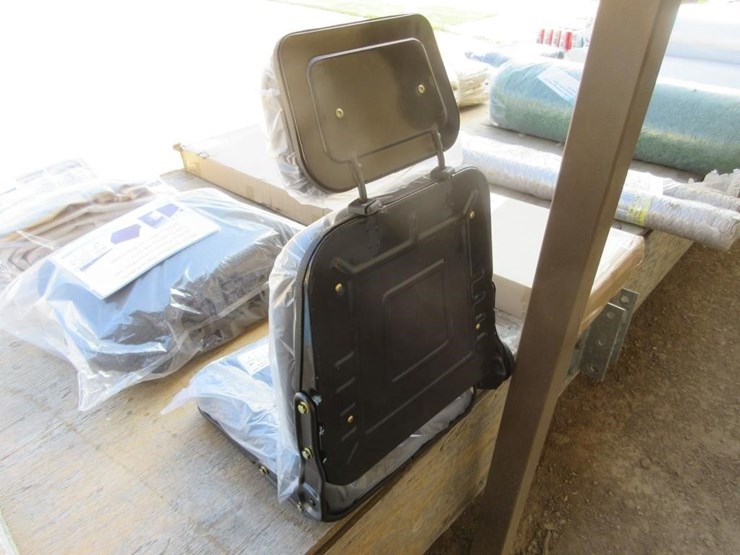 27.6"-x-17.7"-x-17.7"-equipment-seat-image-4