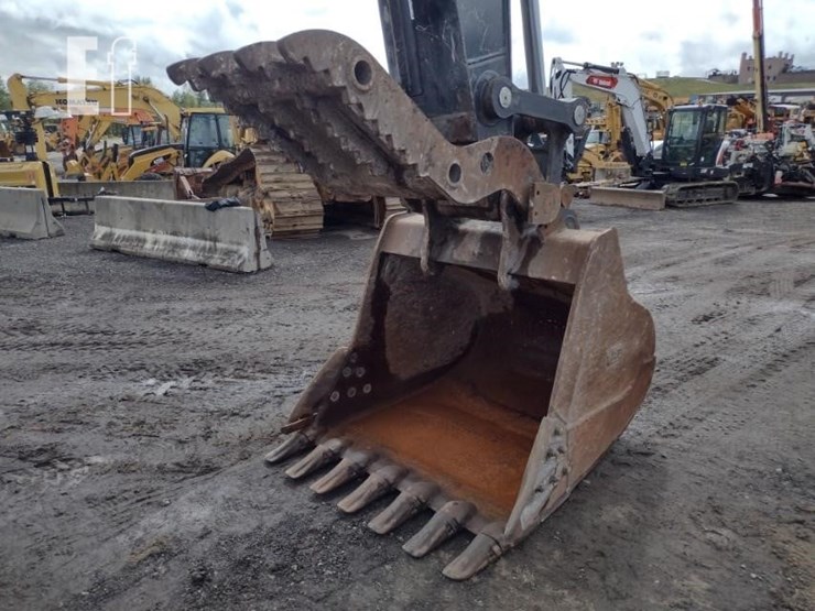 2021-deere-250g-lc-image-18