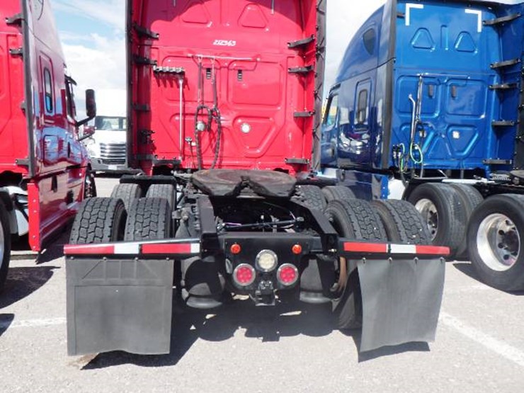 2021-freightliner-cascadia-126-image-8