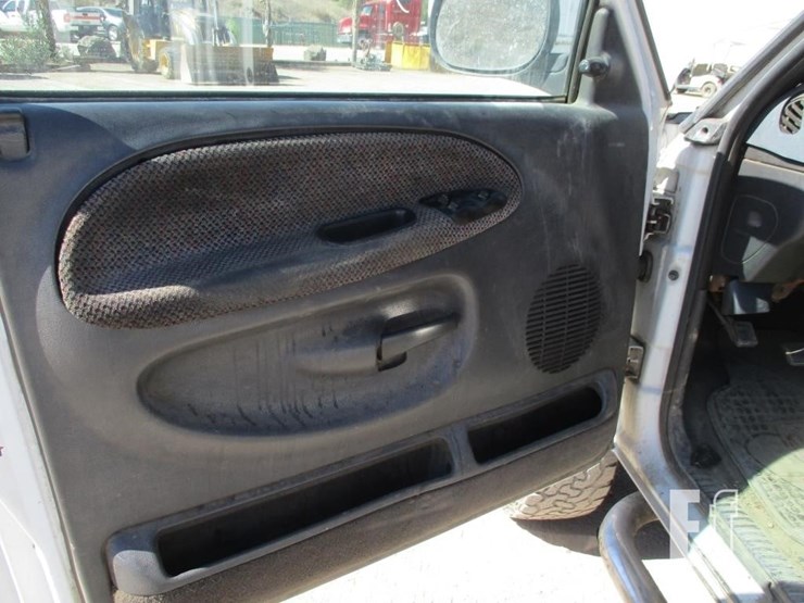 2002-dodge-2500-image-13