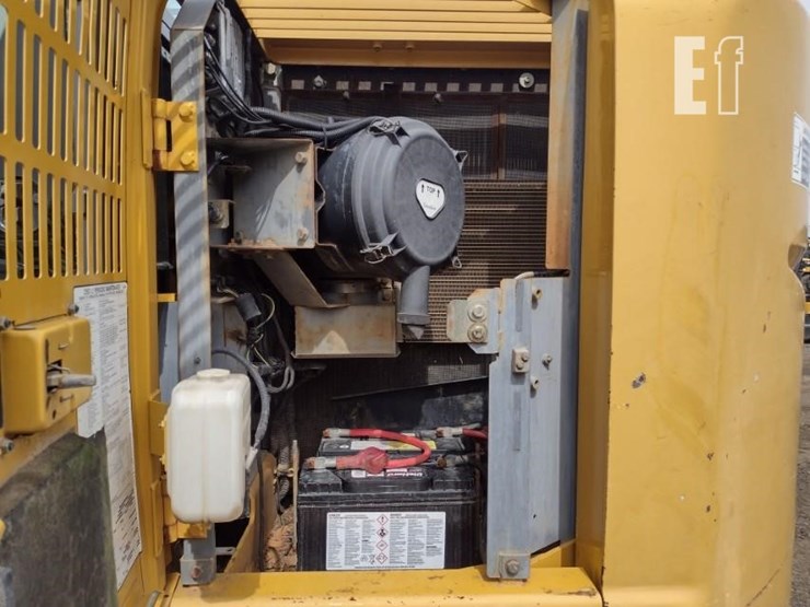 2011-deere-225d-lc-image-44