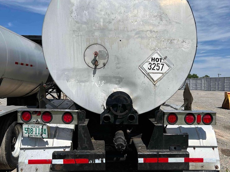 2009-etnyre-&-co-4"-rear-discharge-hot-oil/-asphalt-tanker-image-8