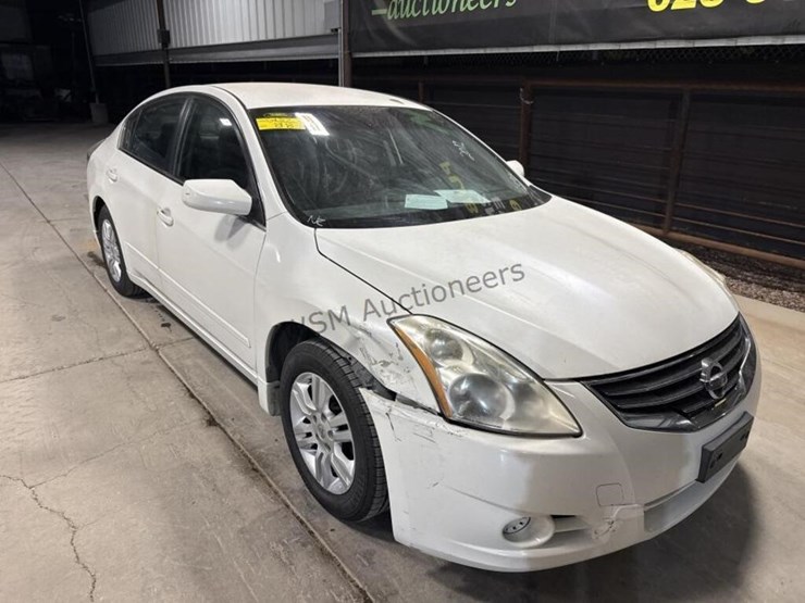 2012-nissan-altima-sdn-image-2