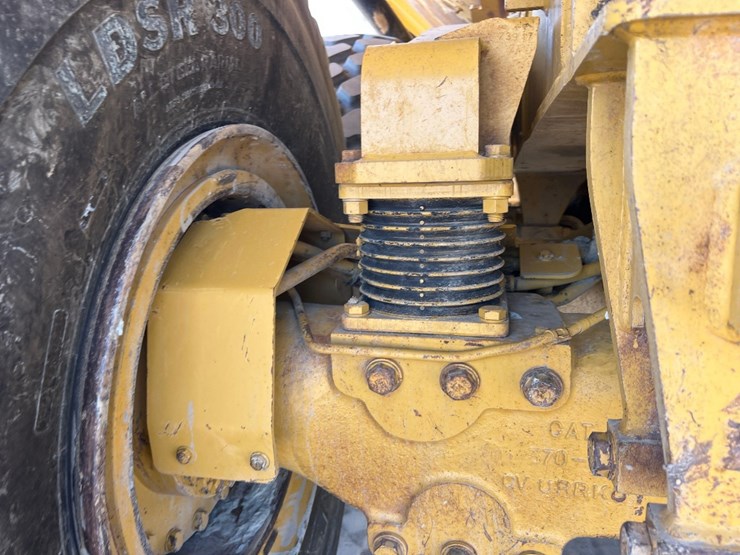2018-caterpillar-745-image-23