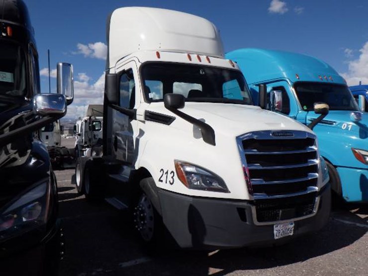 2019-freightliner-cascadia-126-image-2