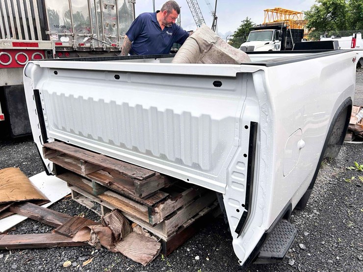 chevy-silverado-white-truck-bed-image-4