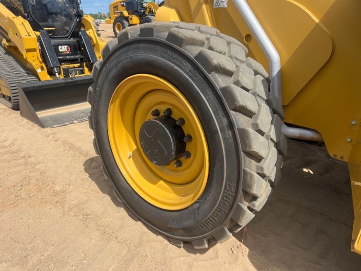 2018-caterpillar-tl1055d-image-17