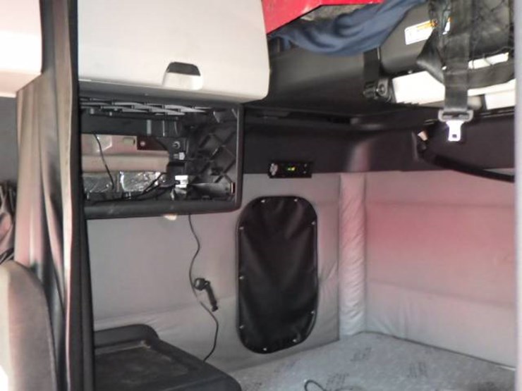 2019-freightliner-cascadia-126-image-12