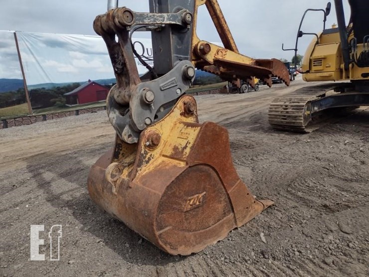 2011-deere-225d-lc-image-17