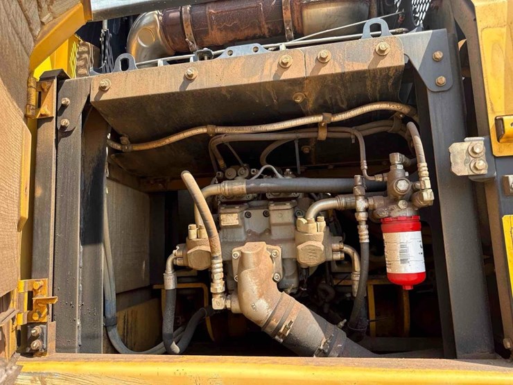 2015-deere-250g-lc-image-18
